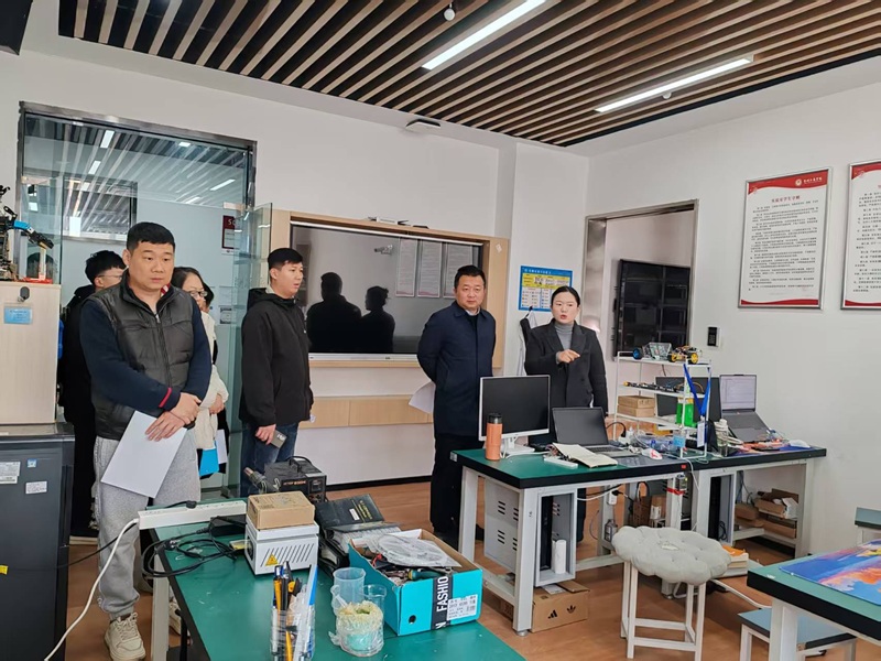 实验室管理中心开展员工工作检查